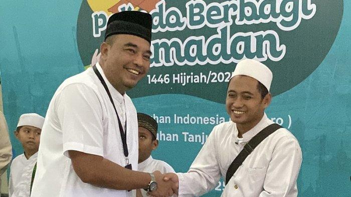 Pelindo Bagikan Paket Sembako Kepada Pekerja Bongkar Muat Dan Masyarakat Sekitar